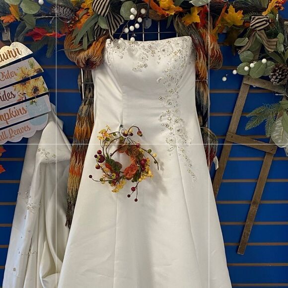 Maggie Sottero Couture A-Line Back Lace-Up White Wedding Dress - Picture 3 of 17